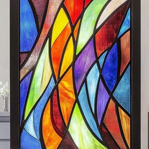 Puede incluir: Una ventana de vitrales con formas abstractas en tonos de azul, verde, amarillo, naranja, rojo y morado.