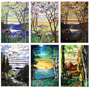 Puede incluir: Un conjunto de seis paneles de vitrales que representan diferentes paisajes. Los paneles presentan una variedad de colores, incluyendo azul, verde, amarillo y morado. Los paneles están enmarcados en madera oscura.