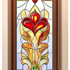 Puede incluir: Una vidriera con un diseño floral. La ventana presenta una gran flor roja en el centro, rodeada de detalles amarillos, naranjas y verdes. El vidrio está enmarcado por un marco de madera marrón oscuro.