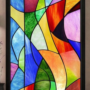 Puede incluir: Ventana de vidrio emplomado abstracto con formas geométricas en tonos de azul, verde, amarillo, naranja, rojo y morado.