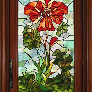 Puede incluir: Una ventana de vitrales con una flor roja y hojas verdes. La flor está en el centro de la ventana y está rodeada de hojas. La ventana está enmarcada en madera.
