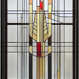 Puede incluir: Una ventana de vitrales con un diseño geométrico que presenta un motivo central de un árbol estilizado con acentos rojos, amarillos y dorados.