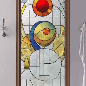 Puede incluir: Un diseño de ventana de vitral con un patrón geométrico que presenta círculos en tonos de rojo, amarillo, naranja y azul.