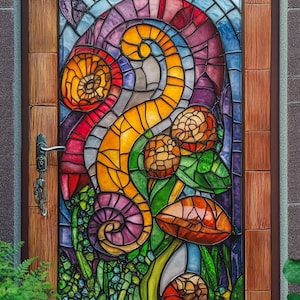 Puede incluir: Una puerta de vidrio emplomado con un diseño colorido que presenta un patrón de espiral, hongos y hojas. El vidrio está hecho de pequeños trozos de vidrio individuales en varios colores.