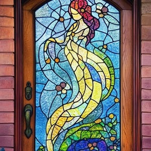 Puede incluir: Una puerta de vidrio emplomado con un diseño colorido de una mujer con un vestido fluido. La mujer está rodeada de flores y hojas. El vidrio está enmarcado en madera.