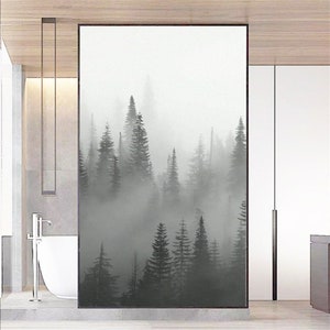 Könnte beinhalten: Ein Schwarzweißfoto einer nebligen Waldszene. Die Bäume sind hoch und schlank, und der Nebel ist dick und wirbelt. Das Bild ist ein minimalistisches Design, das in einem modernen Zuhause großartig aussehen würde.