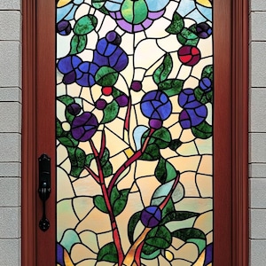 Puede incluir: Un panel de puerta de vidrio emplomado con un diseño floral que presenta un árbol estilizado con flores moradas y hojas verdes. El fondo es una mezcla de amarillo, naranja y azul.
