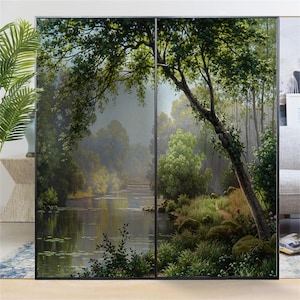 Puede incluir: Una pintura de paisaje que representa un tranquilo río que fluye a través de un exuberante bosque. La pintura presenta un gran árbol con ramas que se extienden sobre el agua, creando una sensación de paz y serenidad. El río está rodeado de vegetación verde y árboles, con una atmósfera suave y brumosa.