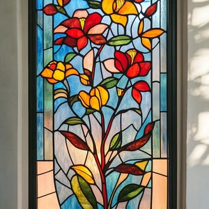 Puede incluir: Una ventana de vitrales que representa una disposición floral con flores rojas, amarillas y verdes. Las flores están dispuestas en un jarrón con fondo azul.