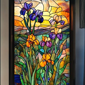 Puede incluir: Una ventana de vitrales que representa una escena de puesta de sol con un grupo de iris púrpuras y amarillas en flor. La ventana está enmarcada en madera oscura.