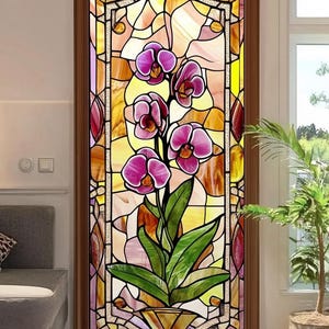 Puede incluir: Un film de ventana de vitral con una flor de orquídea púrpura en una maceta. El film está hecho de pequeños trozos de vidrio de colores que están dispuestos en un patrón geométrico.