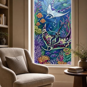 Puede incluir: Una película para ventana de vitral que muestra una escena submarina con dos mantarrayas, arrecifes de coral coloridos y varios peces pequeños. El diseño utiliza tonos vibrantes de azul, morado, verde, naranja y amarillo para un detalle acuático.