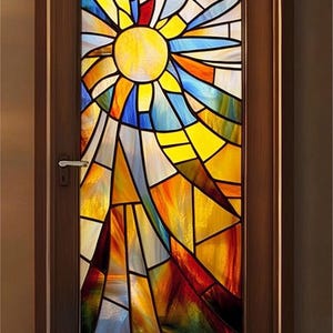 Puede incluir: Una ventana de vitrales con un diseño de sol en tonos de amarillo, naranja, rojo, azul y verde.