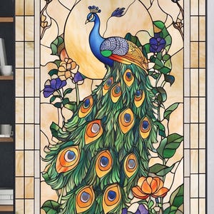 Puede incluir: Una ventana de vitrales con un pavo real con un cuerpo azul, plumas de cola verdes y amarillas y un pico amarillo. El pavo real está de pie frente a un sol amarillo y rodeado de flores en tonos de morado, naranja y verde.