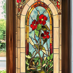 Puede incluir: Una ventana de vitrales con un diseño floral. La ventana presenta un esquema de colores rojo, amarillo y azul con un patrón floral. La ventana está enmarcada en madera.