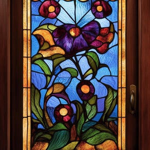Puede incluir: Una ventana de vitrales con un diseño floral. La ventana presenta una gran flor morada con acentos amarillos y rojos, rodeada de hojas verdes y flores más pequeñas. El fondo es un cielo azul con acentos amarillos y naranjas.