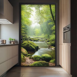 Puede incluir: Una foto de una puerta con un mural de un exuberante bosque verde con un río que fluye a través de él. El río está rodeado de rocas cubiertas de musgo y el bosque está lleno de árboles altos.
