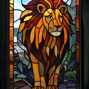Puede incluir: Una ventana de vitrales que representa un león con una melena marrón sobre un fondo azul. El león está de pie sobre una superficie rocosa.