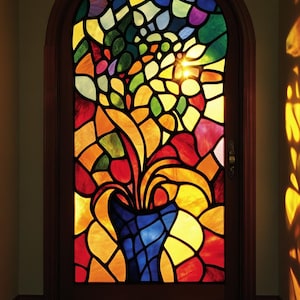 Puede incluir: Una ventana de vitrales con un diseño floral colorido en un jarrón azul. La ventana es arqueada y está enmarcada en madera.