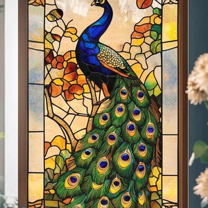 Puede incluir: Una ventana de vitrales que representa un pavo real con un cuerpo azul y una cola verde y amarilla. El pavo real está de pie en una rama con hojas naranjas y amarillas.