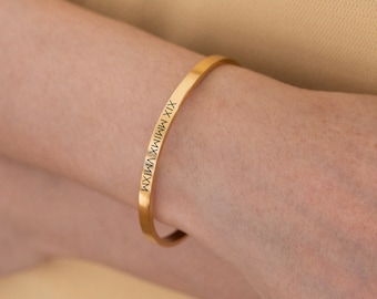 Gepersonaliseerde gegraveerde armband, gouden stapelarmbanden, verborgen boodschaparmband, magere manchetarmband, coördinaatarmband, kerstcadeau voor haar