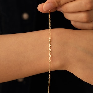 Bracelet de nom minuscule personnalisé, bracelet en or délicat, bracelet de nom de script minimaliste, bijoux personnalisés, cadeau de nouvelle maman, cadeau de fête des mères pour elle