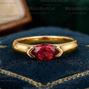 Può includere: Un cartello in legno fatto a mano con la scritta "Welcome to our home" in stile scritto a mano. Il cartello è dipinto di bianco con scritte nere e una finitura invecchiata, perfetto per l'arredamento della casa.