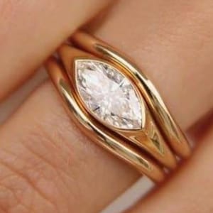 Ost nach West Ring Lünette Set Marquise Cut Moissanite Ring mit zwei gebogenen Band Set 14K Solid Gold Solitaire Brautring Set Einzigartige Brautring Set