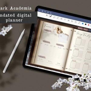 Puede incluir: Una aplicación de agenda digital en la pantalla de una tableta con un tema de academia oscura. La agenda incluye secciones para finanzas, notas personales y ahorro para sueños. La aplicación tiene una estética vintage con colores marrón y crema.