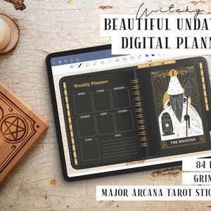 Könnte beinhalten: Ein digitaler Planer im schwarzen und goldenen Design mit einem Wochenplaner und einer Tarotkarten-Illustration des Magiers. Der Planer hat 84 Seiten und beinhaltet Major Arcana Tarot-Sticker.