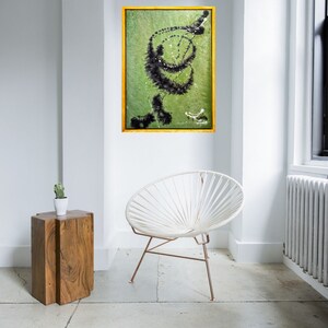 Pu&ograve; includere: Una sedia bianca con un design intrecciato si trova in una stanza con un dipinto astratto verde e nero sul muro. Un piccolo tavolino di legno con un cactus in vaso si trova nell'angolo della stanza.