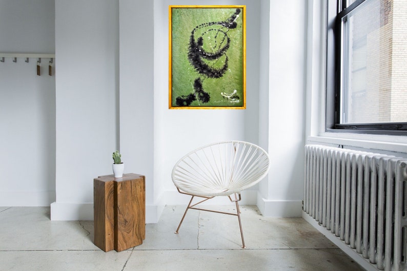 Pu&ograve; includere: Una sedia bianca con un design intrecciato si trova in una stanza con un dipinto astratto verde e nero sul muro. Un piccolo tavolino di legno con un cactus in vaso si trova nell'angolo della stanza.