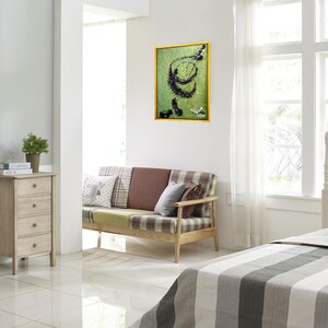 Pu&ograve; includere: Una cassettiera in legno chiaro con quattro cassetti in una camera da letto. Un divano con rivestimento a quadri &egrave; in primo piano. Un quadro incorniciato con un design astratto verde e nero &egrave; appeso al muro.