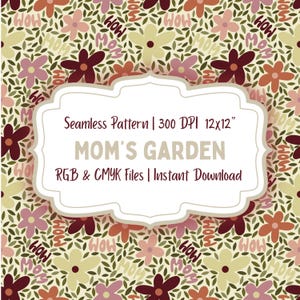 Könnte beinhalten: Ein nahtloses Musterdesign mit Blumen in Burgunder-, Rosa- und Cremetönen, durchsetzt mit grünen Blättern. Die Wörter "MOM" und "WOW" sind über das Design verstreut. Der Text "MOM'S GARDEN" wird auf einem weißen Etikett angezeigt. Das Muster ist 12x12 Zoll.