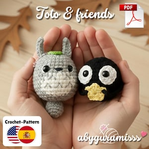 Puede incluir: Dos figuras amigurumi de ganchillo: un personaje gris parecido a Totoro con una hoja verde y un pingüino negro con pico amarillo. La imagen incluye el texto "Toto & friends" y "Crochet-Pattern".