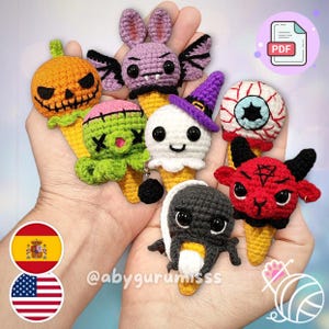 Puede incluir: Una colección de conos de helado de ganchillo con temática de Halloween. El surtido incluye una calabaza, un murciélago, un zombi, un fantasma, un ojo, un diablo y una mofeta, cada uno sobre un cono amarillo.