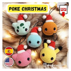 Puede incluir: Adornos navideños de ganchillo con forma de personajes de dibujos animados, cada uno con un gorro de Papá Noel. Los adornos son de varios colores, incluyendo verde, naranja, azul, rosa y amarillo. El texto "POKE CHRISTMAS" se muestra en la parte superior.