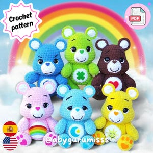 Puede incluir: Seis osos de peluche de ganchillo de colores, cada uno con diseños únicos. Los osos son azules, verdes, marrones, rosas, celeste y amarillos. La imagen incluye el texto "Crochet pattern" y un fondo de arcoíris.