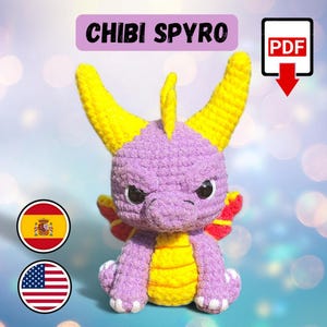 Puede incluir: Un juguete de ganchillo amigurumi de Spyro el Dragón de la serie de videojuegos. El juguete es morado y amarillo, tiene una expresión gruñona y está sentado sobre un fondo azul claro.