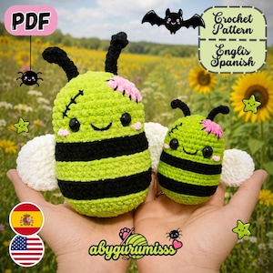 Puede incluir: Dos peluches de abejas de ganchillo hechas a mano, una grande y otra pequeña, en tonos verdes y negros con detalles rosas. Las abejas tienen alas blancas y caras sonrientes. La imagen incluye el texto "Crochet Pattern Englis Spanish" y "abygurumiss".