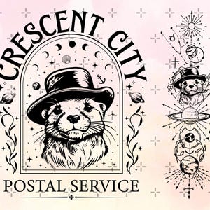 Puede incluir: Ilustración en blanco y negro de una nutria con sombrero, con el texto "CRESCENT CITY POSTAL SERVICE". El diseño incorpora elementos celestiales como planetas, lunas y estrellas, creando una estética caprichosa y vintage.