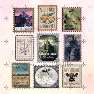 Könnte beinhalten: Eine Sammlung von neun Briefmarken-Designs mit Fantasy-Themen. Jede Briefmarke zeigt einzigartige Illustrationen und Texte, darunter Berglandschaften, Apotheken-Elemente und Schlossszenen. Die Briefmarken sind auf einem hellrosa Hintergrund mit kreuzförmigen Mustern angeordnet.