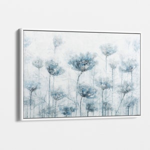 Puede incluir: Una pintura abstracta enmarcada que representa un campo de flores azules y blancas. Las flores están pintadas en un estilo acuarela suave y tienen una calidad delicada y etérea.