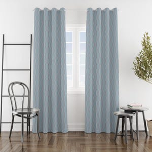 Puede incluir: Dos paneles de cortina azul claro con un patrón ondulado repetido de pequeños puntos blancos y rojos. Las cortinas cuelgan de una barra plateada frente a una ventana. Una escalera negra, una silla de metal y dos pequeños taburetes grises están en la habitación.