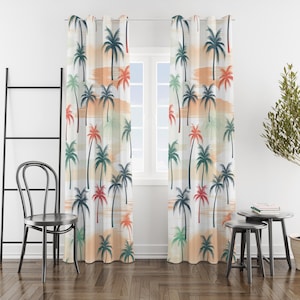 Peut inclure: Rideaux avec un motif de palmiers tropicaux dans des tons de vert, rouge et bleu sur fond blanc. Les rideaux sont suspendus devant une fenêtre, avec une chaise et une table d'appoint au premier plan.