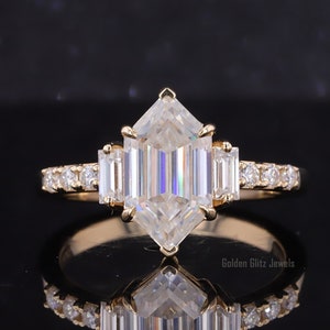 2 ct Hexagon Moissanit Trilogie Ring: 14k Gelbgold Baguette Seiten