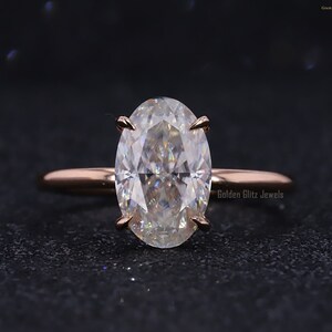 Anillo de compromiso con halo oculto de moissanita ovalada - Oro amarillo de 14 quilates