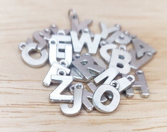 Colgantes de alfabeto en plata de ley, dijes con iniciales de Argentium, dijes personalizados para pulseras y collares.