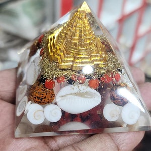 Laxmi Kristall Pyramide mit Gomti Chakra, Rudraksh, und Shri Yantra, das Beste für Gesundheit, Reichtum, Frieden,