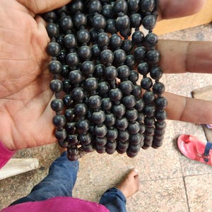 Mala Shaligram nero originale - Perle sacre per il culto e la meditazione Mala Shaligram nero sacro - Perle originali per il culto spirituale